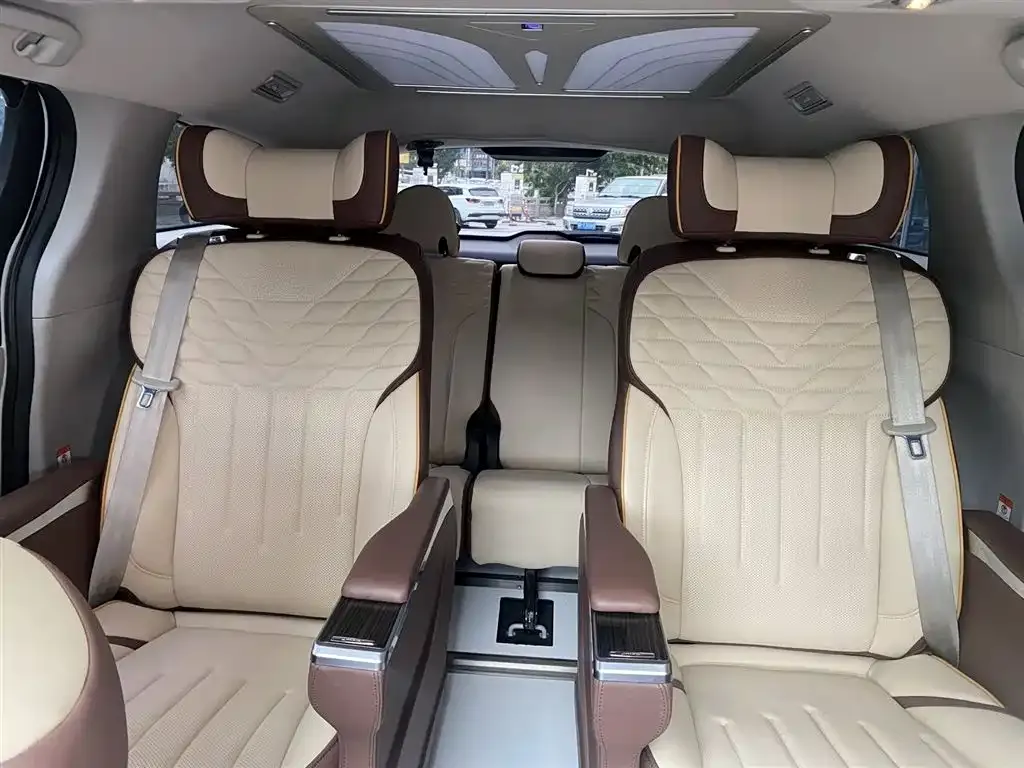Toyota Granvia — фото 2