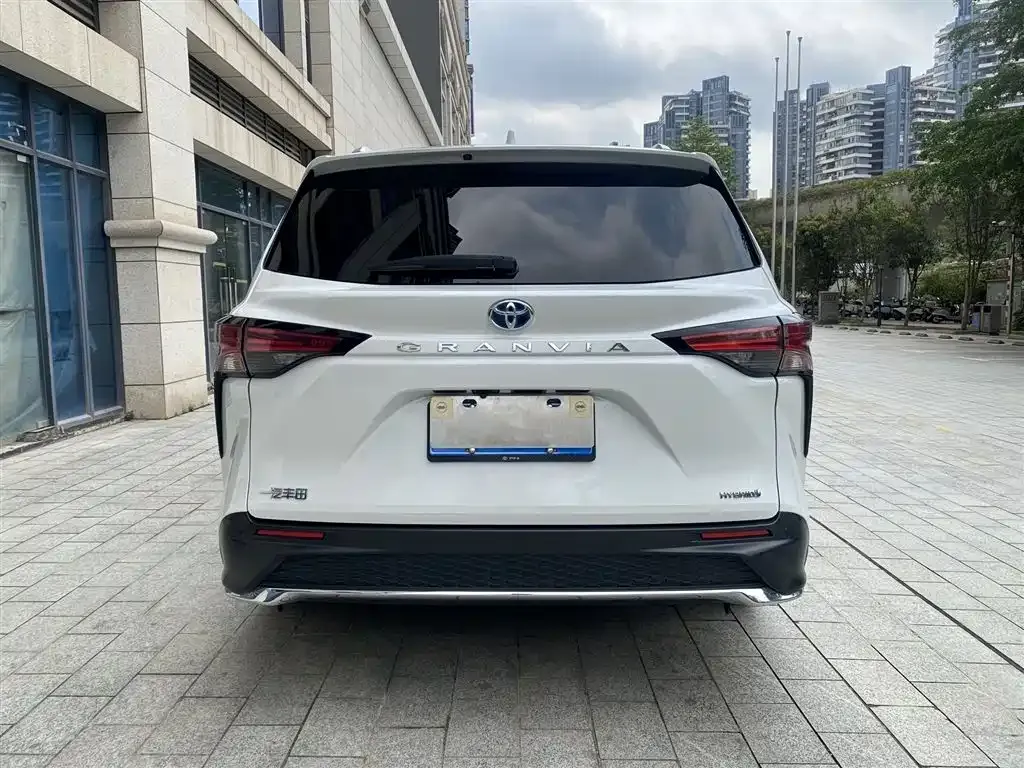 Toyota Granvia — фото 8