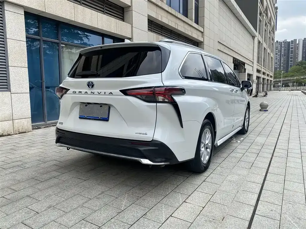 Toyota Granvia — фото 5