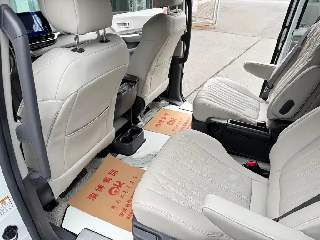 Toyota Sienna — фото 2