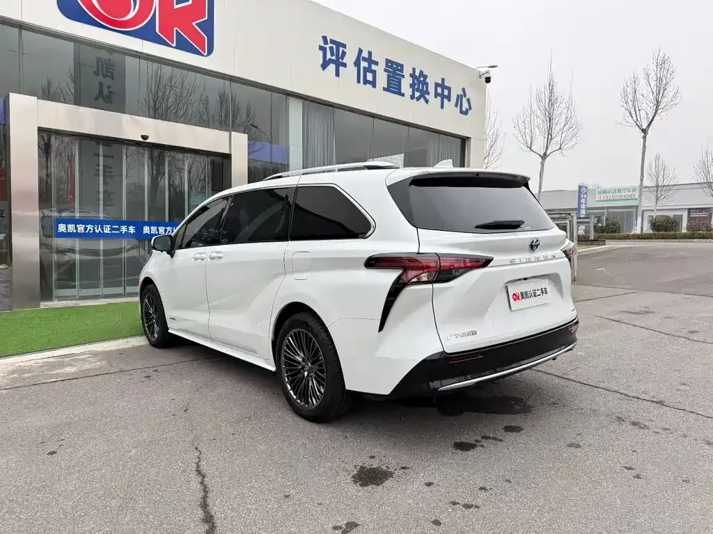 Toyota Sienna — фото 3
