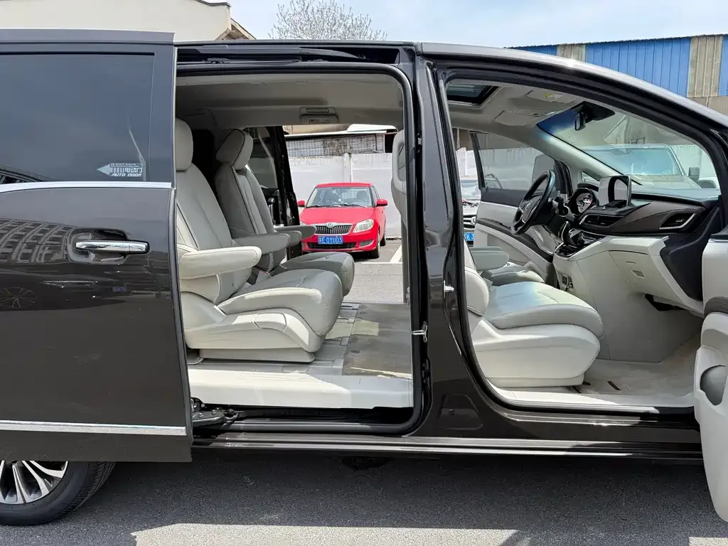 Buick GL8 2021 из CN, фото 3