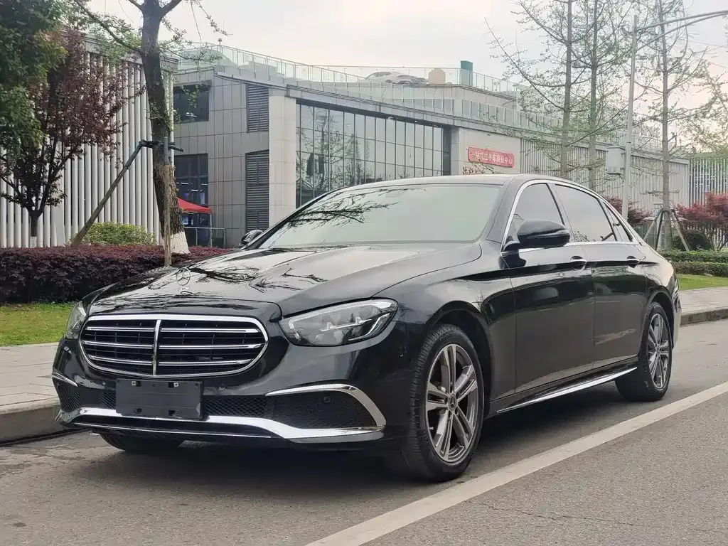 Mercedes-Benz E-Class — фото 1