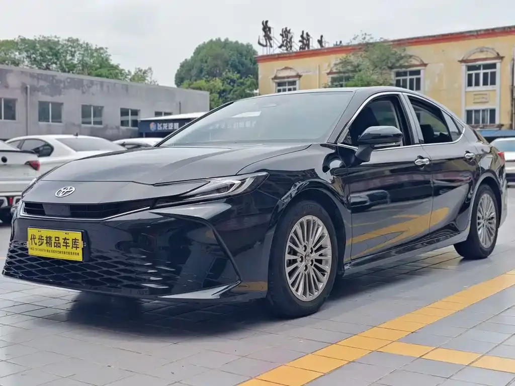 Toyota Camry — фото 1