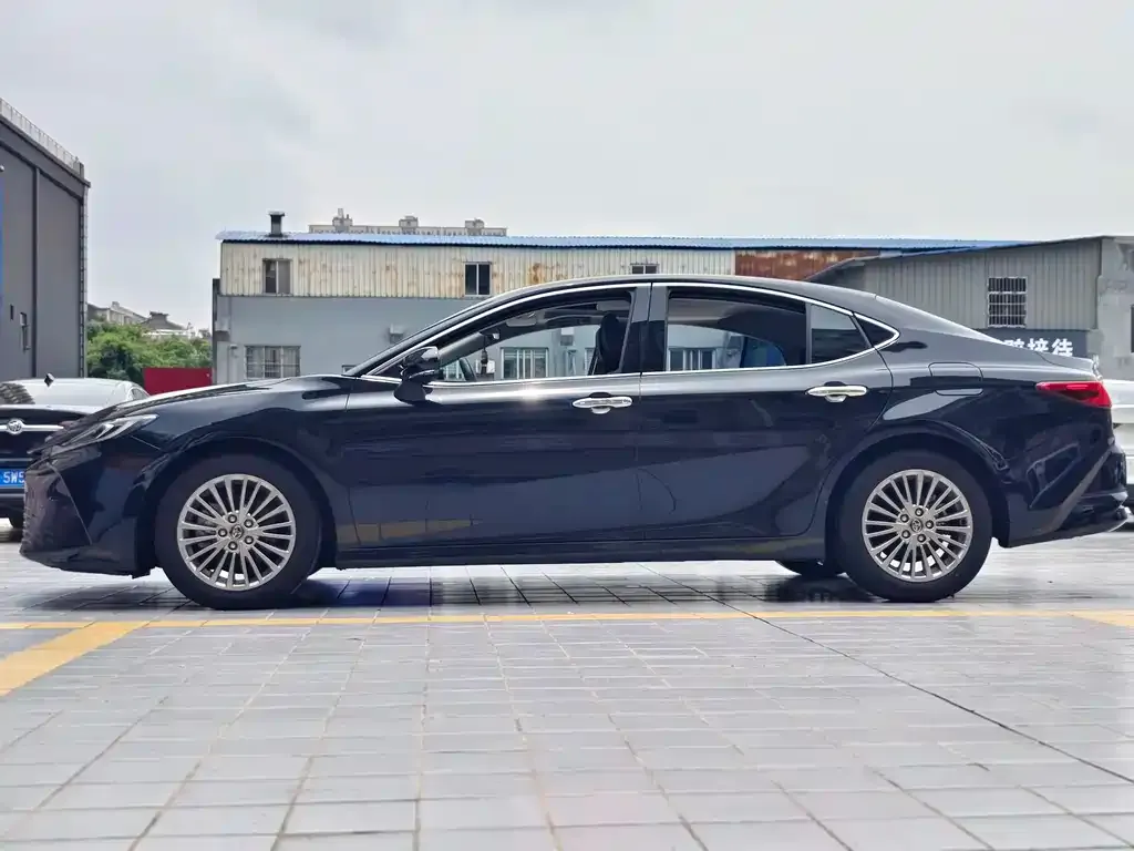Toyota Camry — фото 2