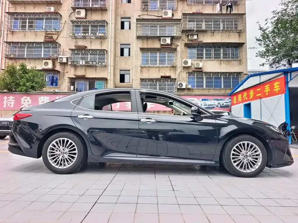 Toyota Camry — фото 10