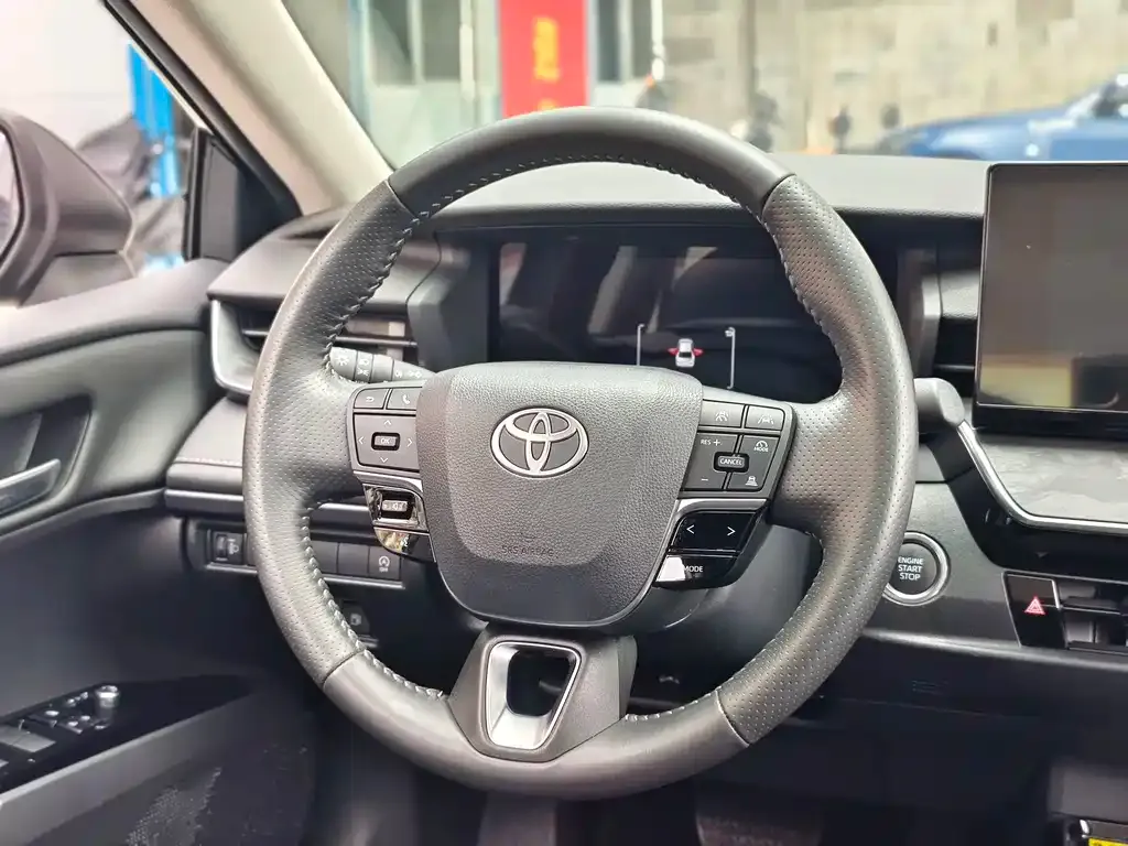 Toyota Camry — фото 5