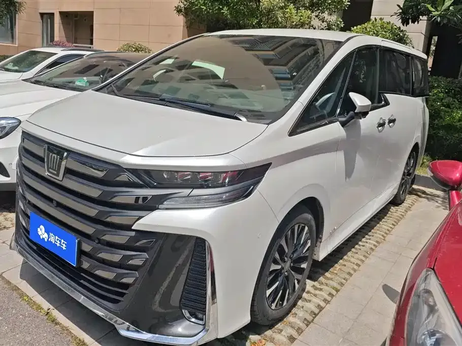 Toyota Alphard — фото 1