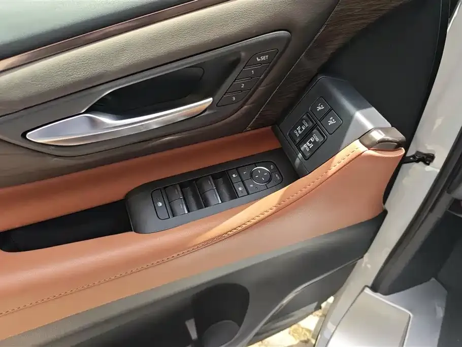 Toyota Alphard — фото 2