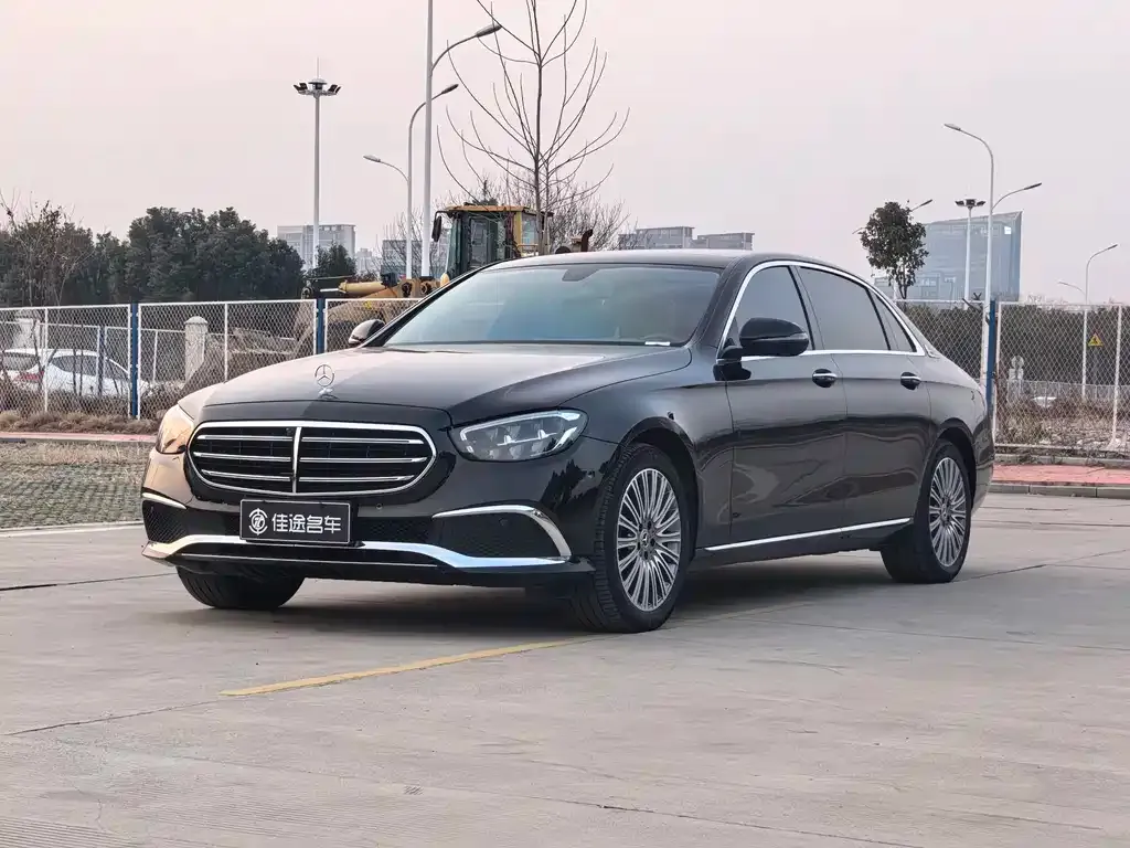 Mercedes-Benz E-Class — фото 1