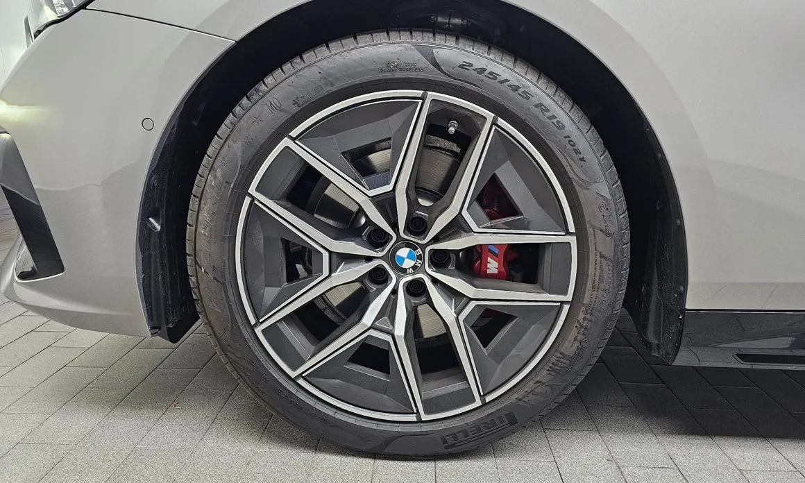 BMW 5-Series — фото 10