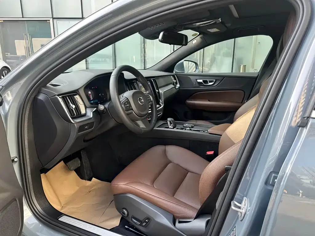 Volvo S60 2024 из CN, фото 3