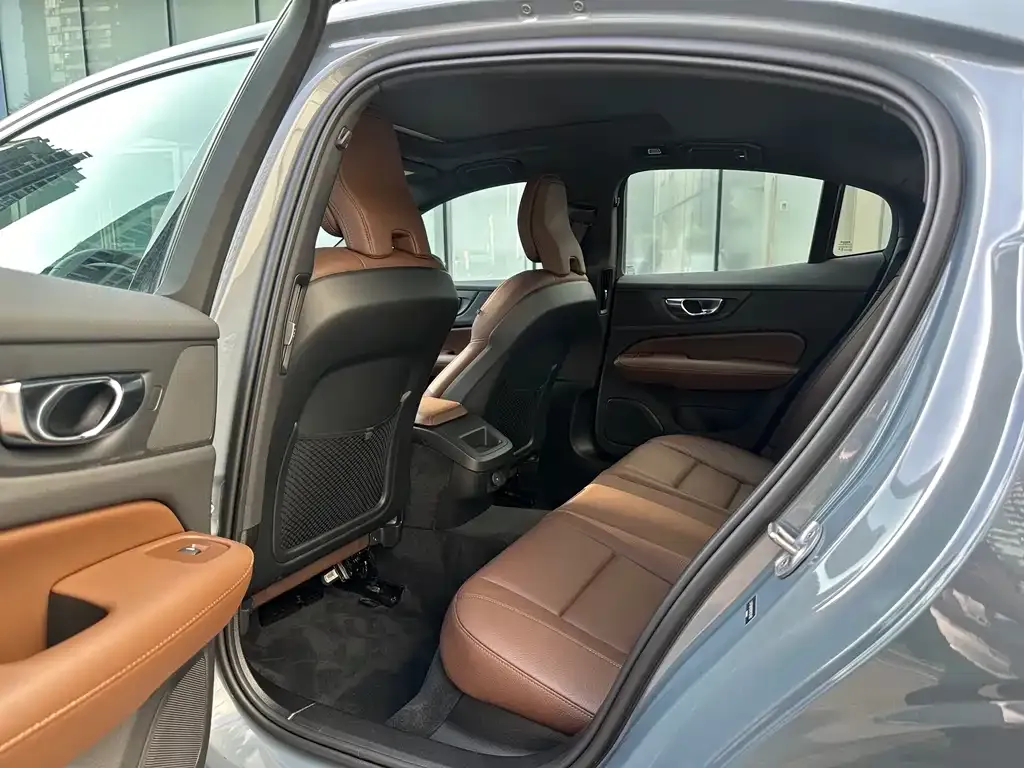 Volvo S60 2024 из CN, фото 2