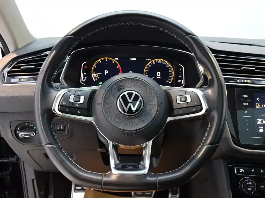 Volkswagen Tiguan L — фото 4