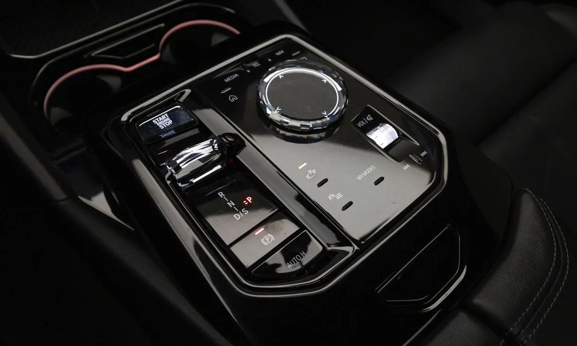 BMW 5-Series 2024 из KR, фото 5