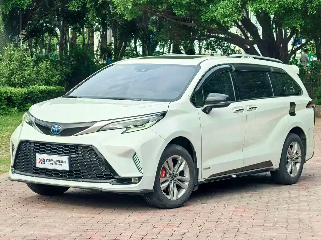 Toyota Sienna — фото 1