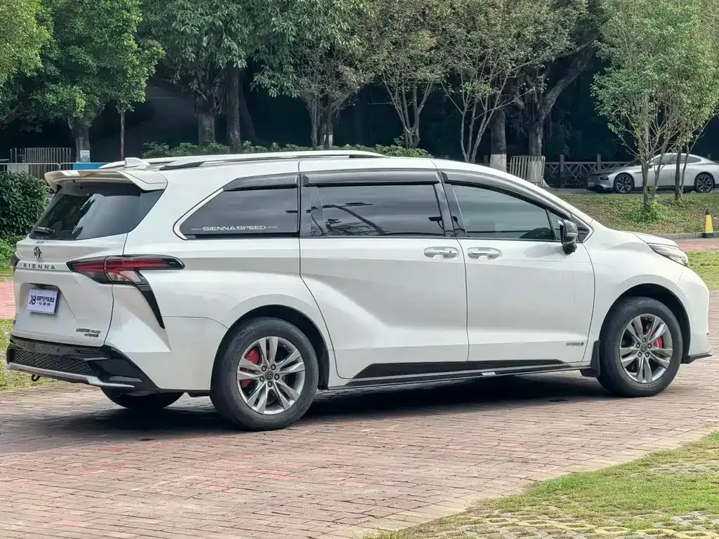 Toyota Sienna — фото 10