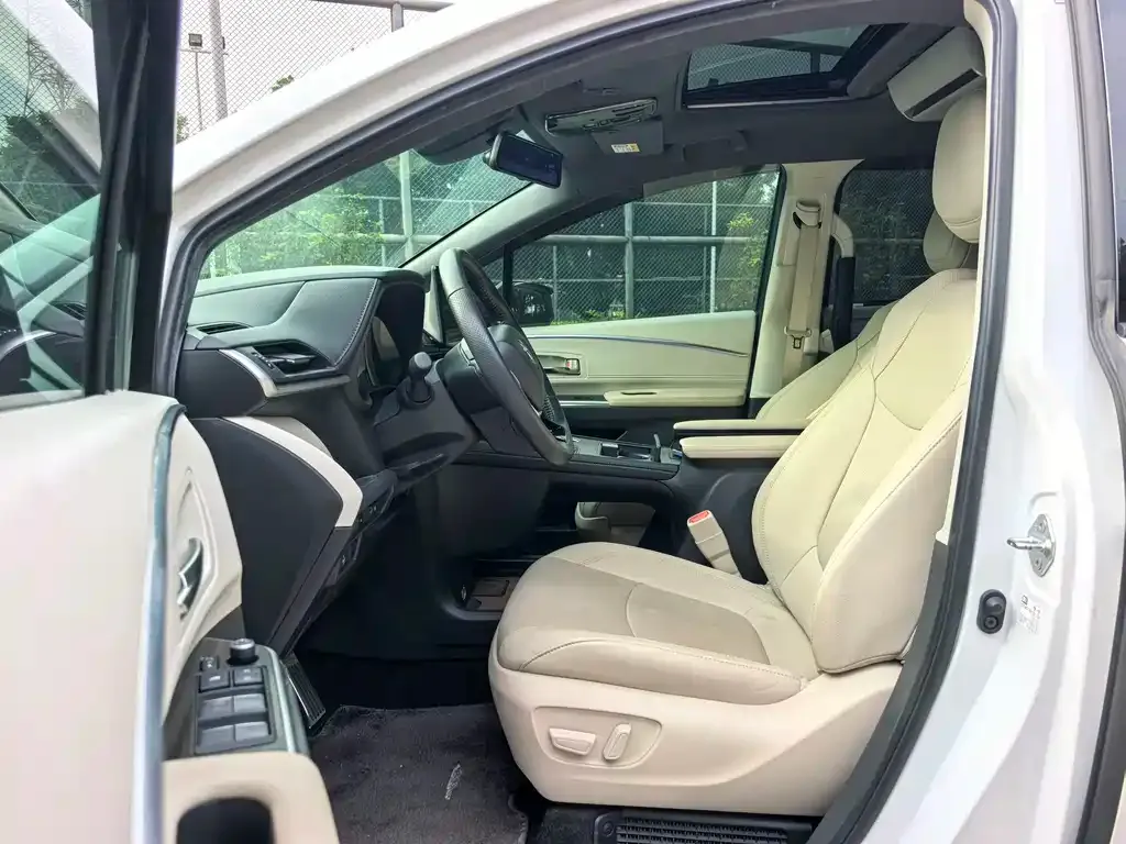 Toyota Sienna — фото 8