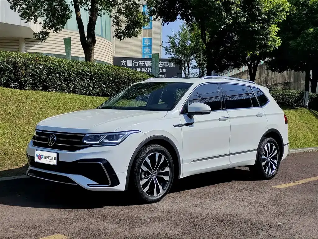 Volkswagen Tiguan L — фото 1