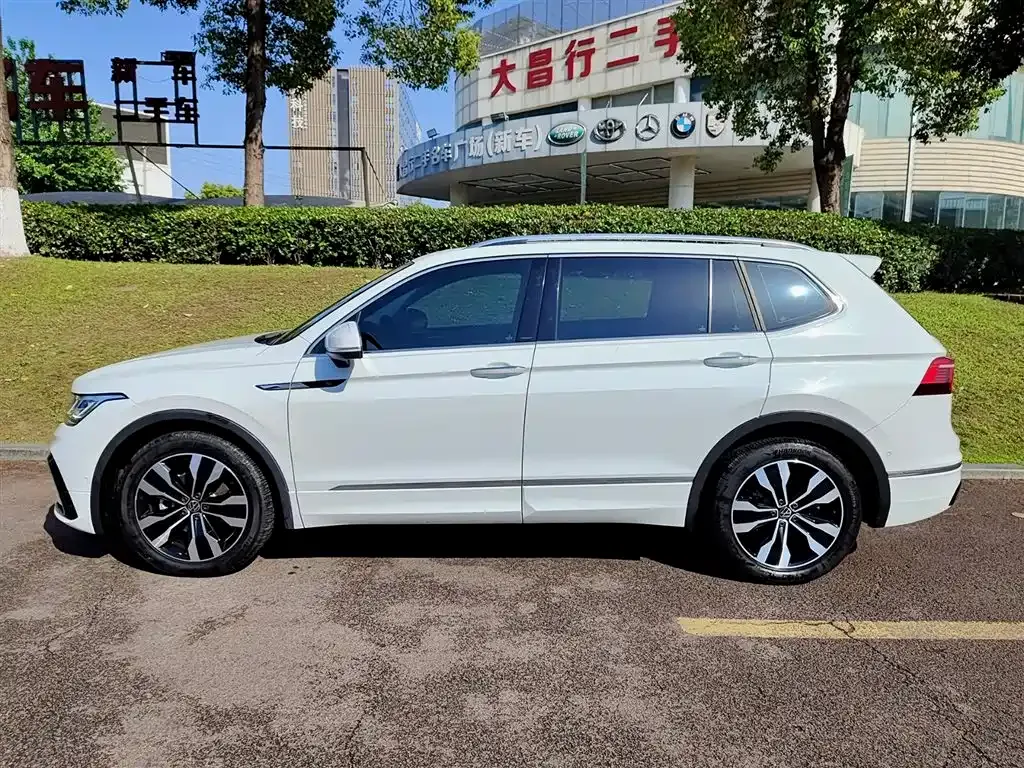 Volkswagen Tiguan L — фото 2