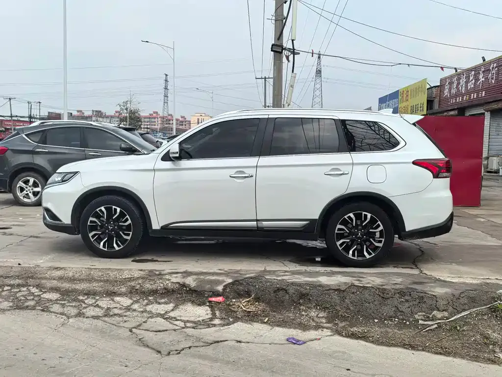 Mitsubishi Outlander 2021 из CN, фото 7