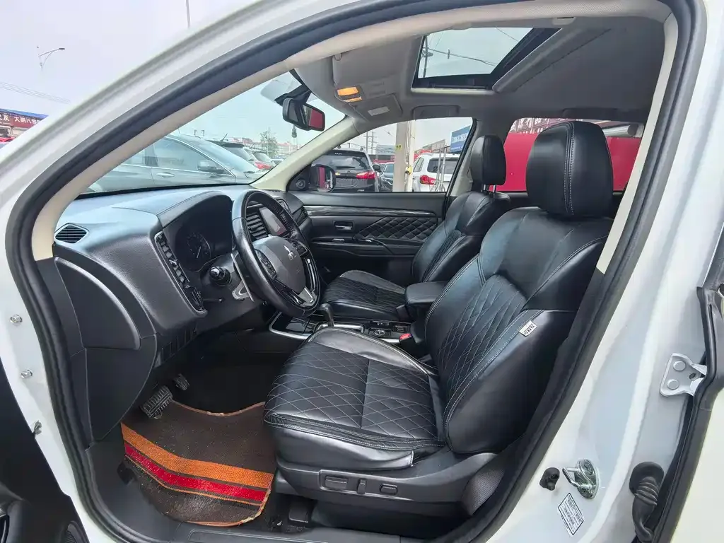 Mitsubishi Outlander 2021 из CN, фото 2