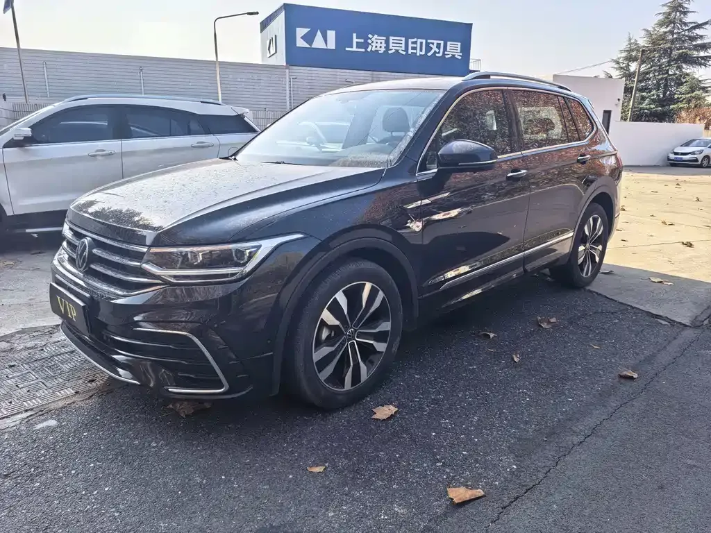 Volkswagen Tiguan L — фото 1