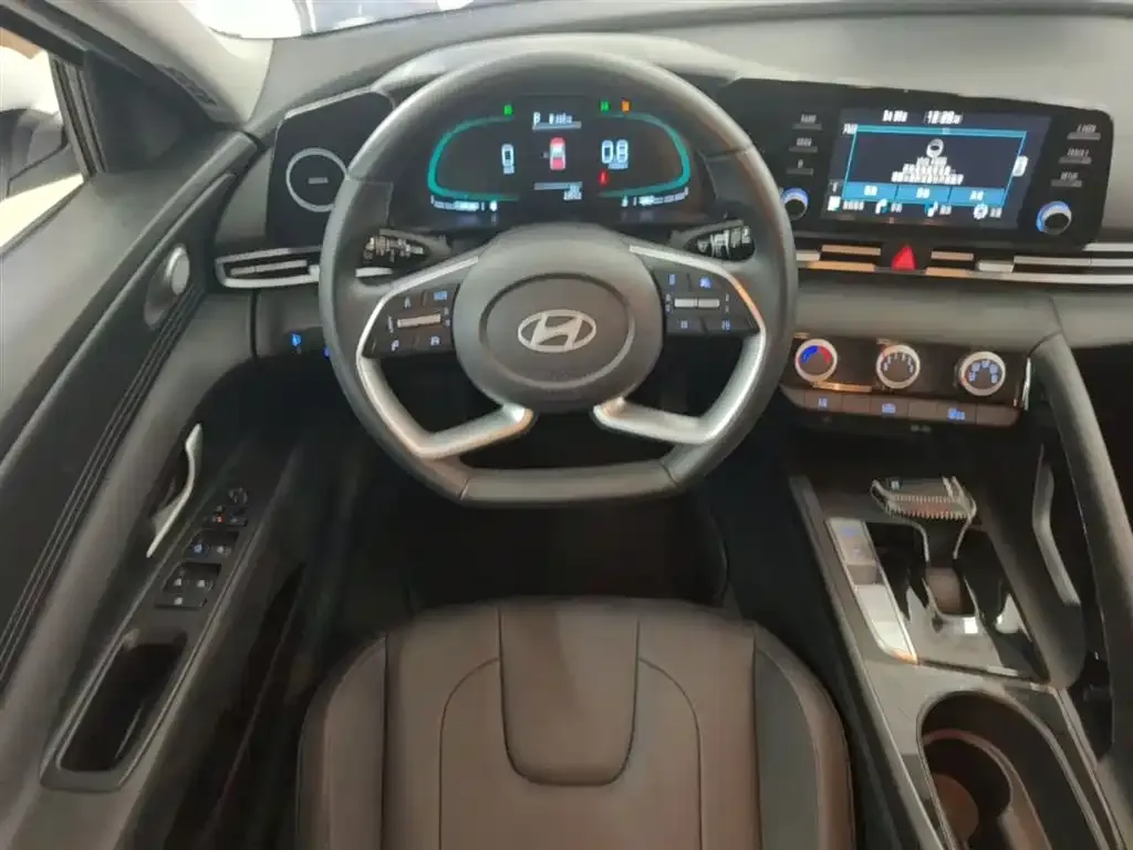 Hyundai Elantra — фото 3