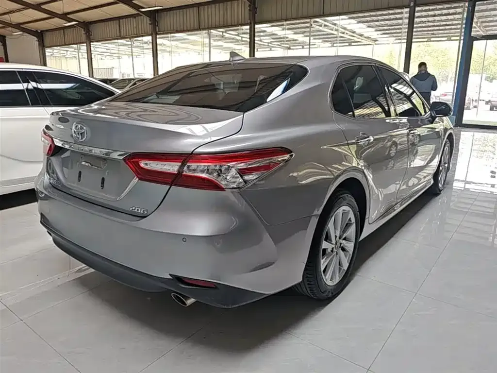 Toyota Camry — фото 3