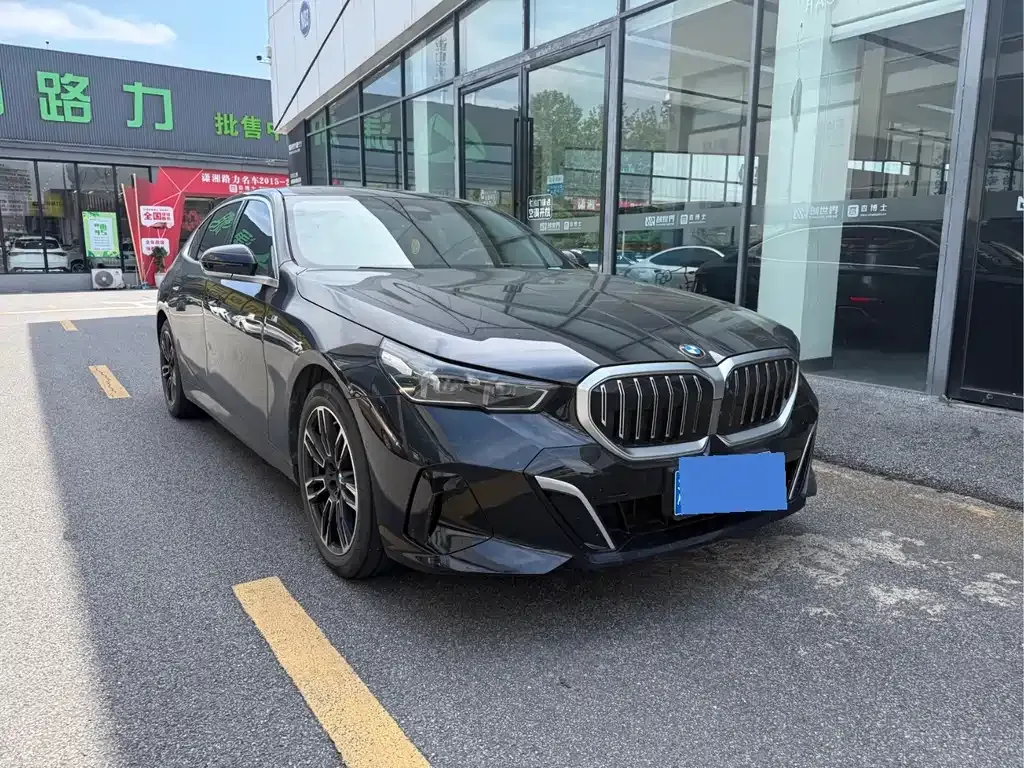 BMW 5 Series — фото 1