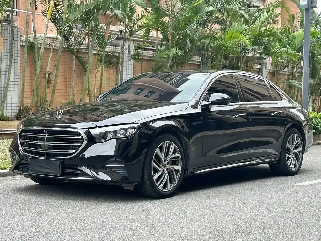 Mercedes-Benz E-Class — фото 1