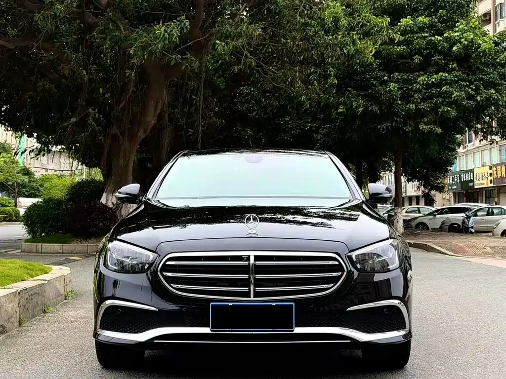Mercedes-Benz E-Class — фото 1