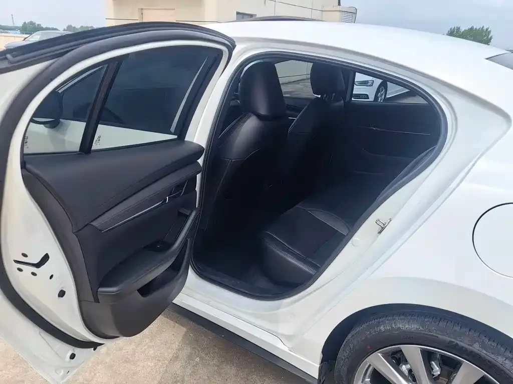 Mazda 3 Axela 2023 из CN, фото 2