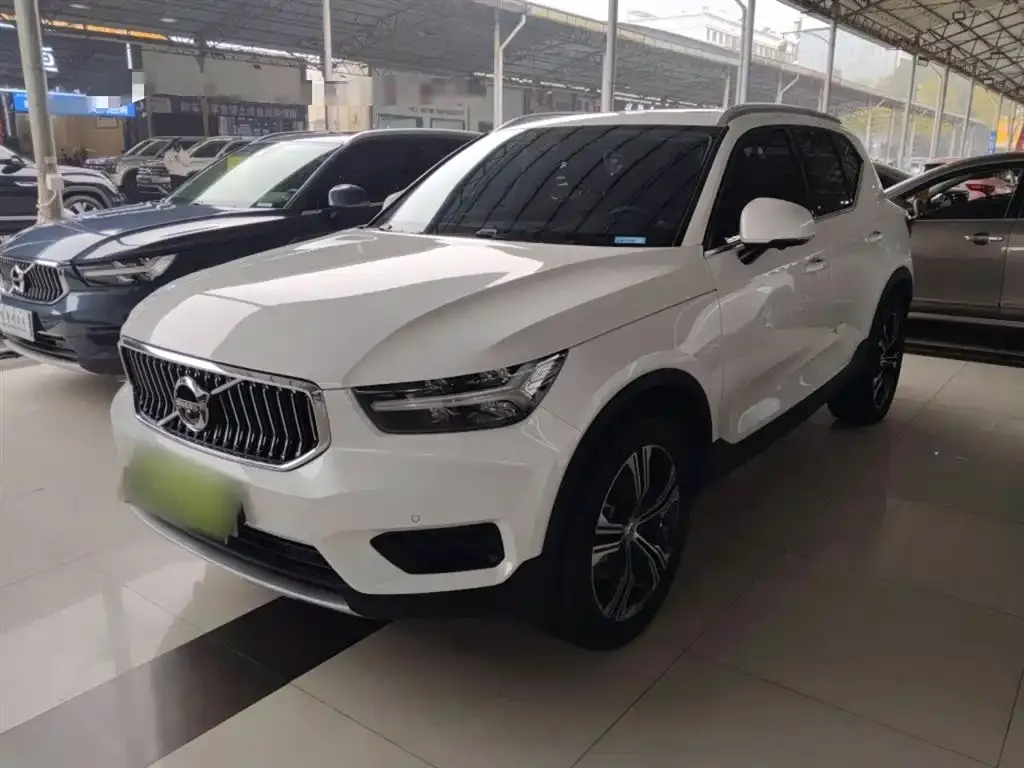 Volvo XC40 — фото 1