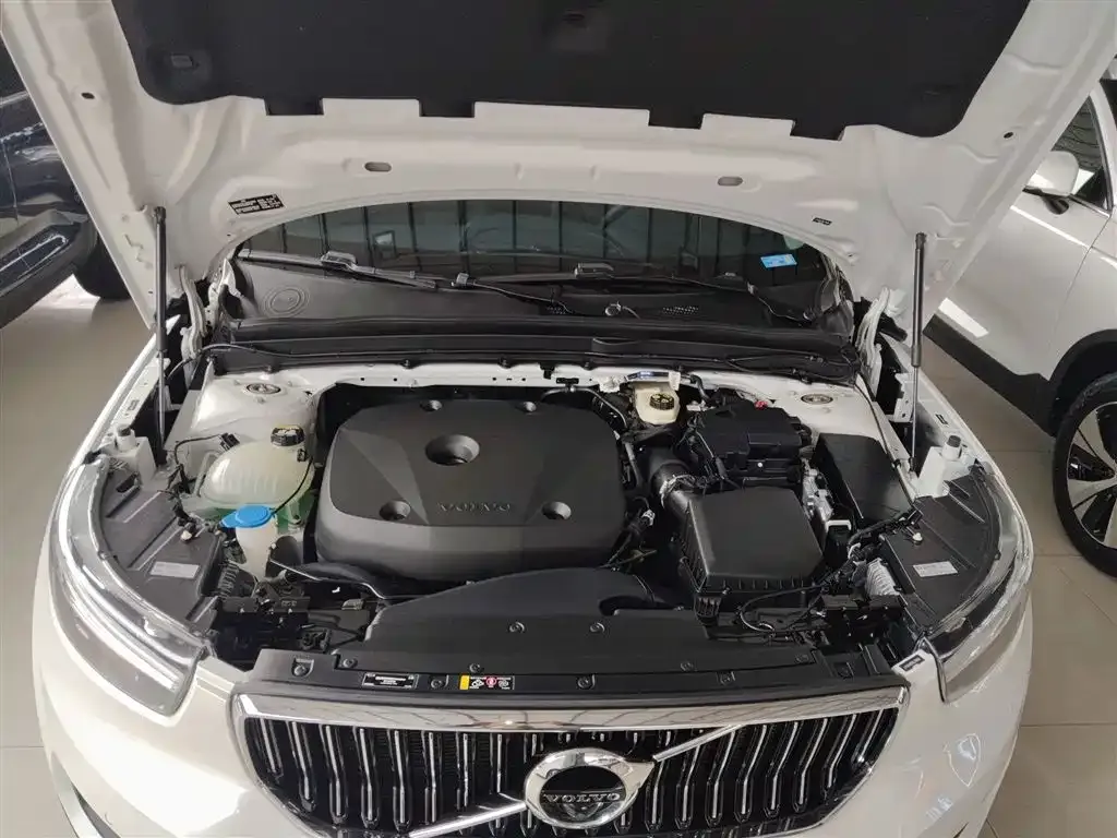 Volvo XC40 — фото 10
