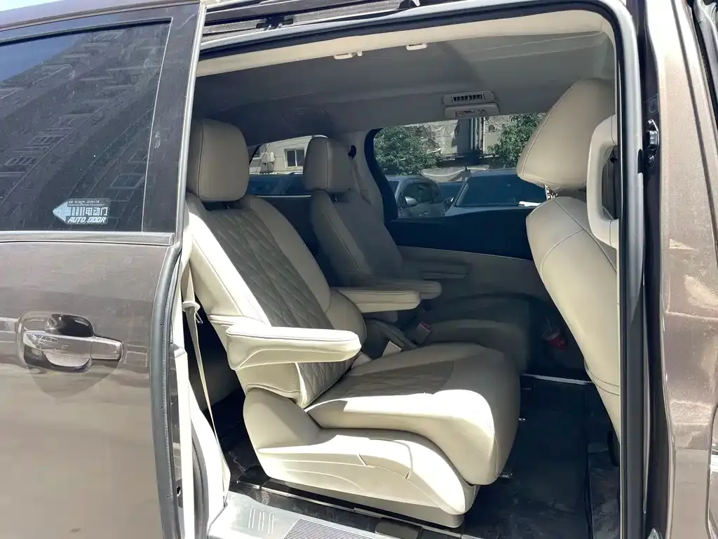 Buick GL8 2023 из CN, фото 2