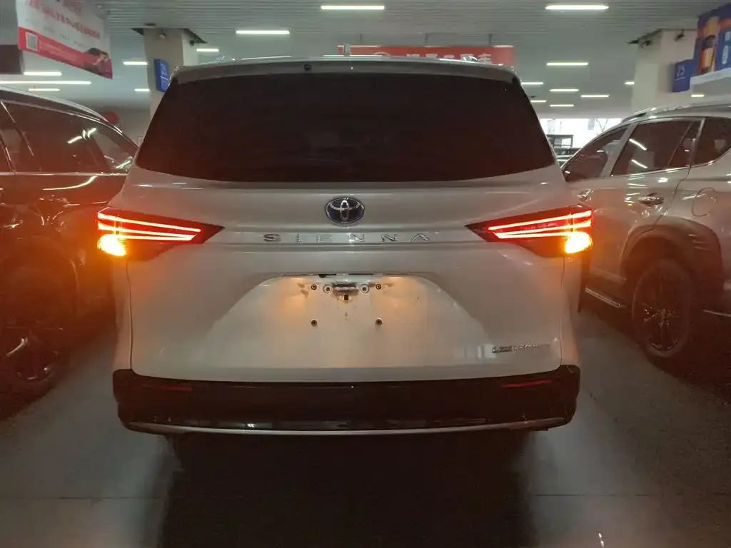 Toyota Sienna — фото 4