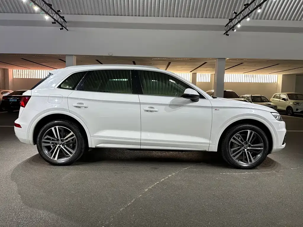 Audi Q5L — фото 10
