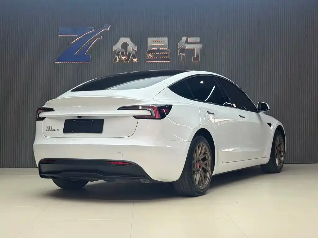 Tesla Model 3 — фото 10