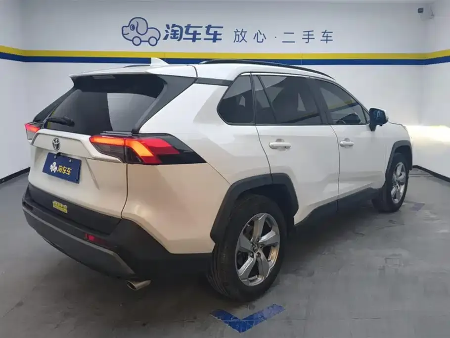 Toyota RAV4 — фото 7