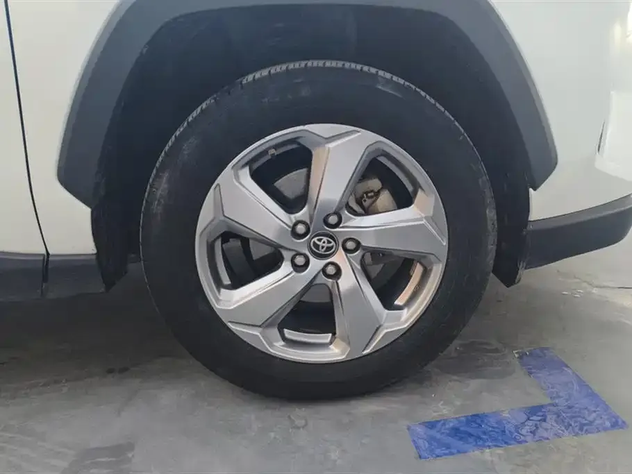 Toyota RAV4 — фото 2