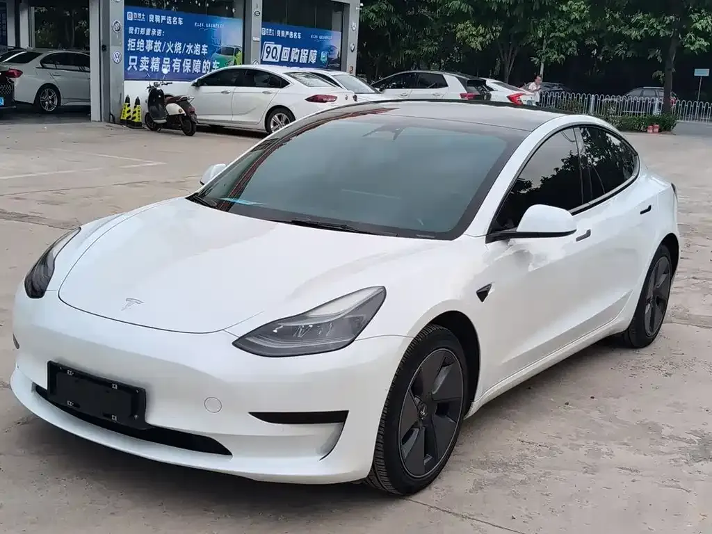 Tesla Model 3 — фото 1