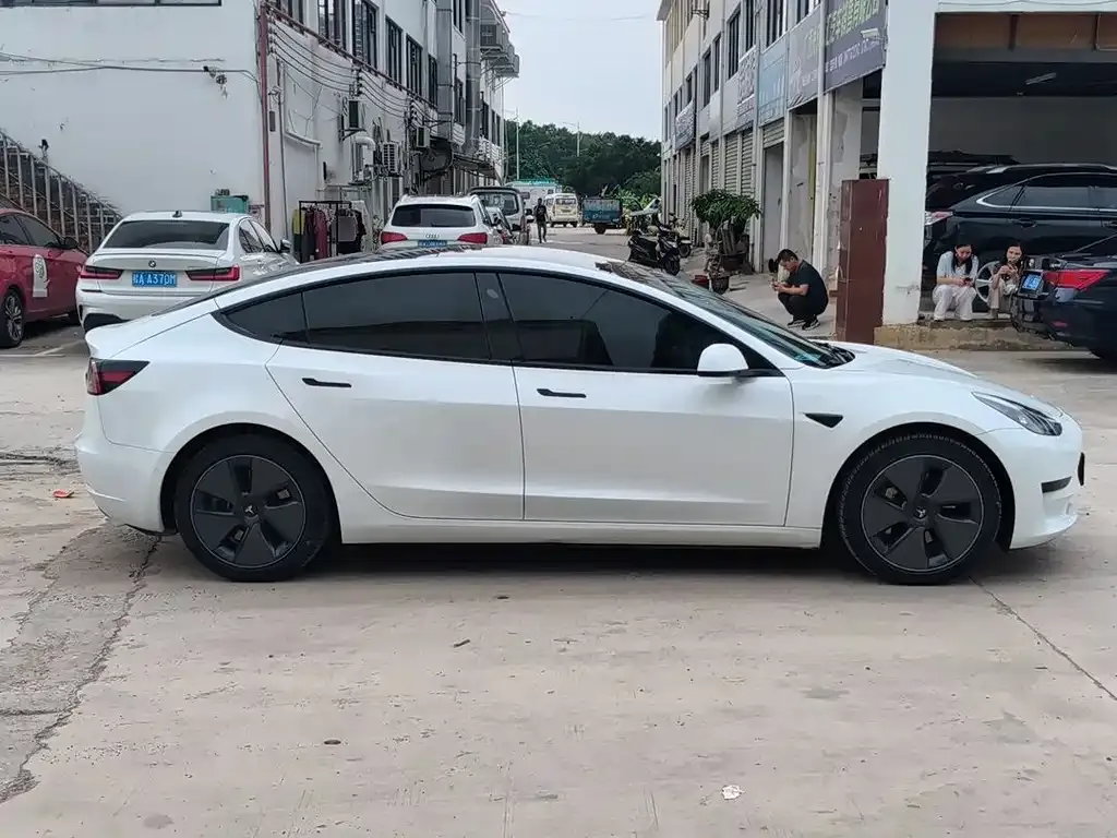 Tesla Model 3 — фото 9