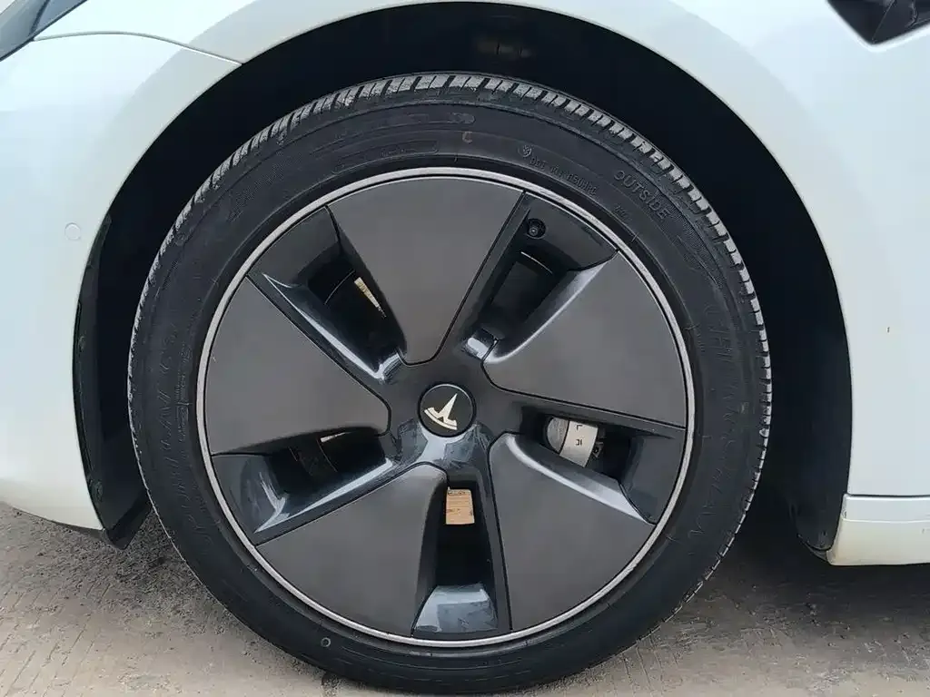 Tesla Model 3 — фото 4