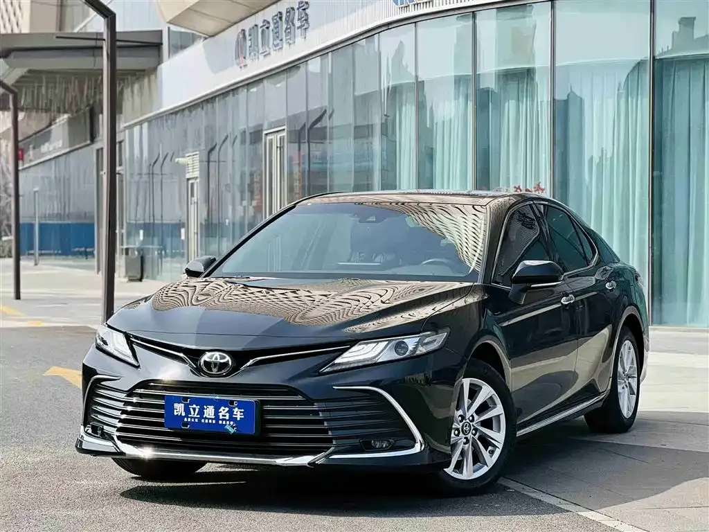 Toyota Camry — фото 1