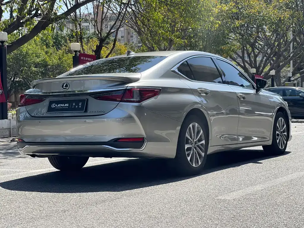 Lexus ES — фото 9