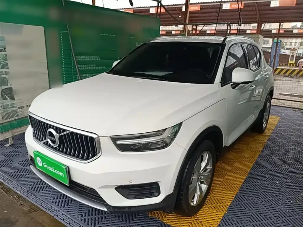 Volvo XC40 — фото 10