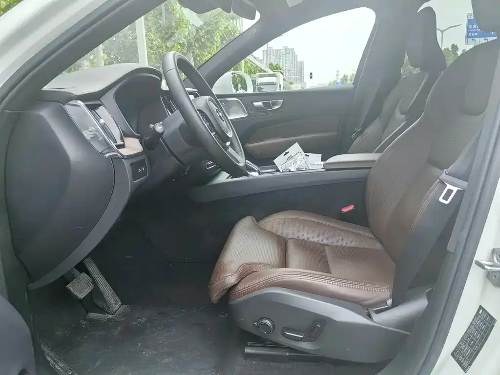 Volvo XC60 PHEV 2024 из CN, фото 2