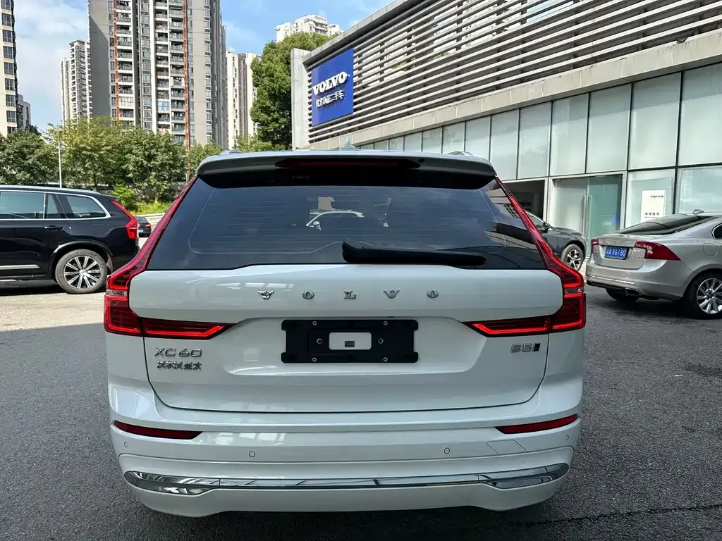 Volvo XC60 — фото 10