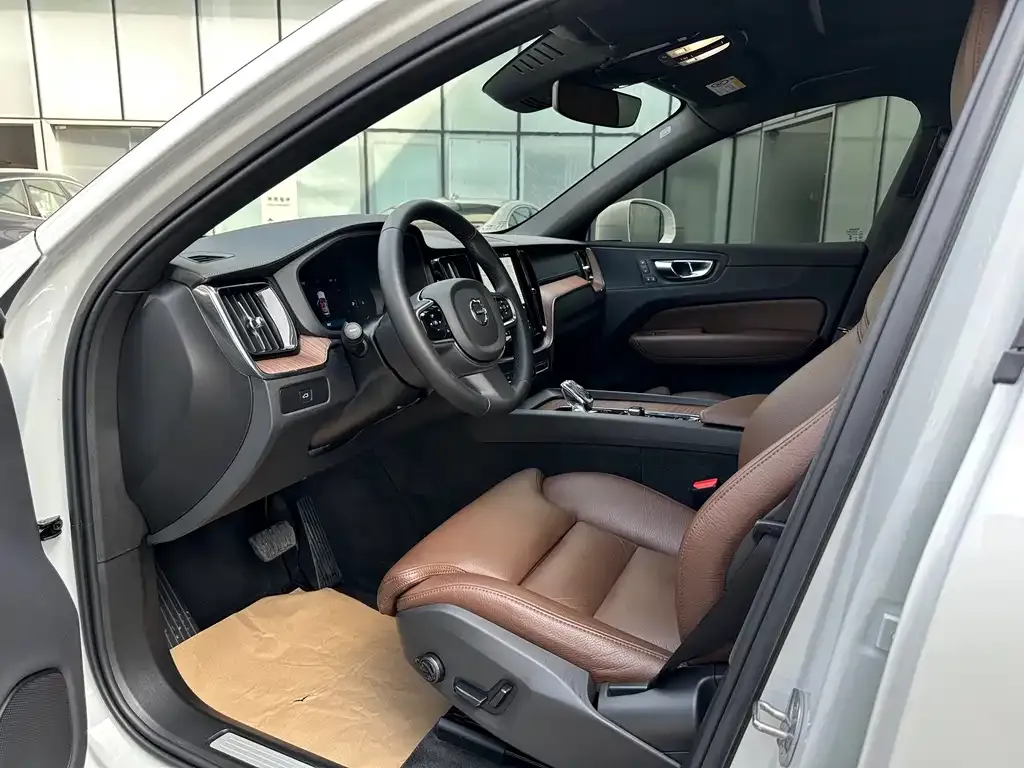 Volvo XC60 — фото 4